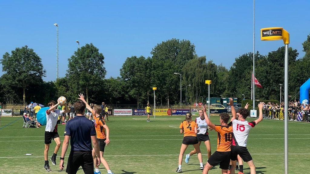 Foto: Zomerse omstandigheden op NK Korfbal B-jeugd 1e klasse