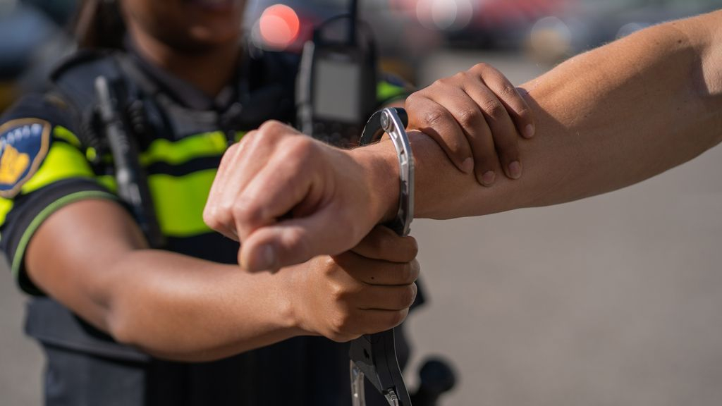 Foto: Zoekactie na mishandeling in Putten, man opgepakt