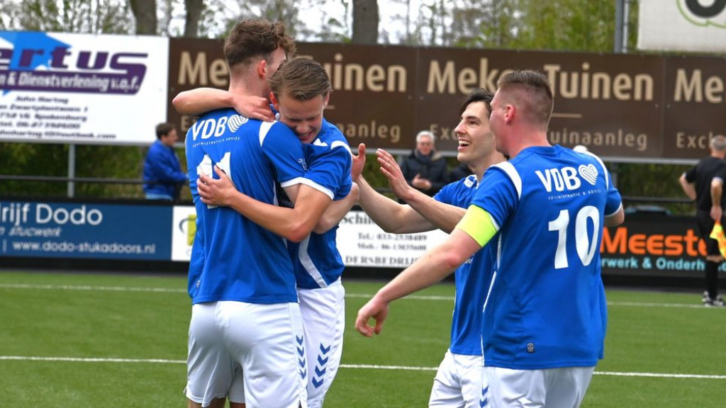 Foto: Veensche Boys brengt Woudenberg eerste nederlaag toe