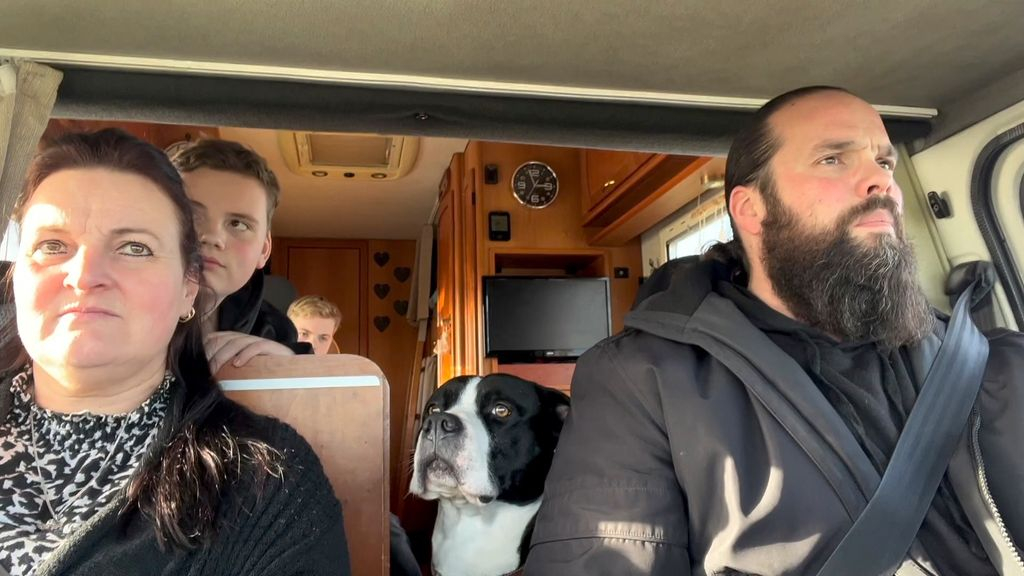 Foto: Mark en Ingrid wonen vrijwillig met drie kinderen in een camper