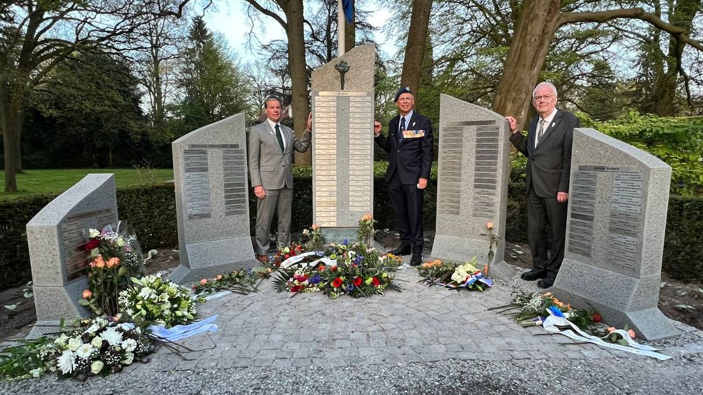 Foto: Onthulling uitgebreid oorlogsmonument Park 40-45 Nunspeet