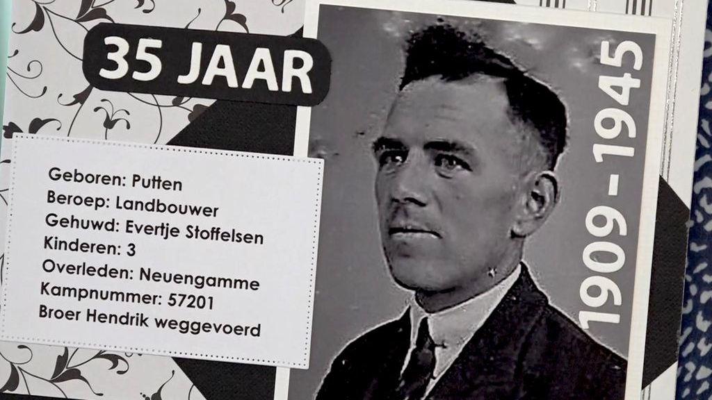 Foto: Posters eren door Puttense Razzia overleden familie in oud concentratiekamp