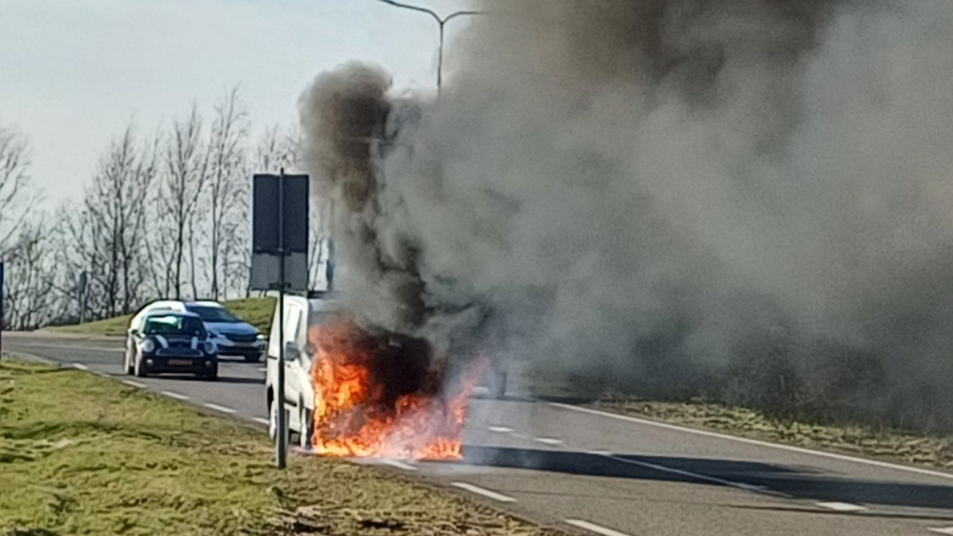 Foto: Autobrand zorgt voor kort durende file op A28