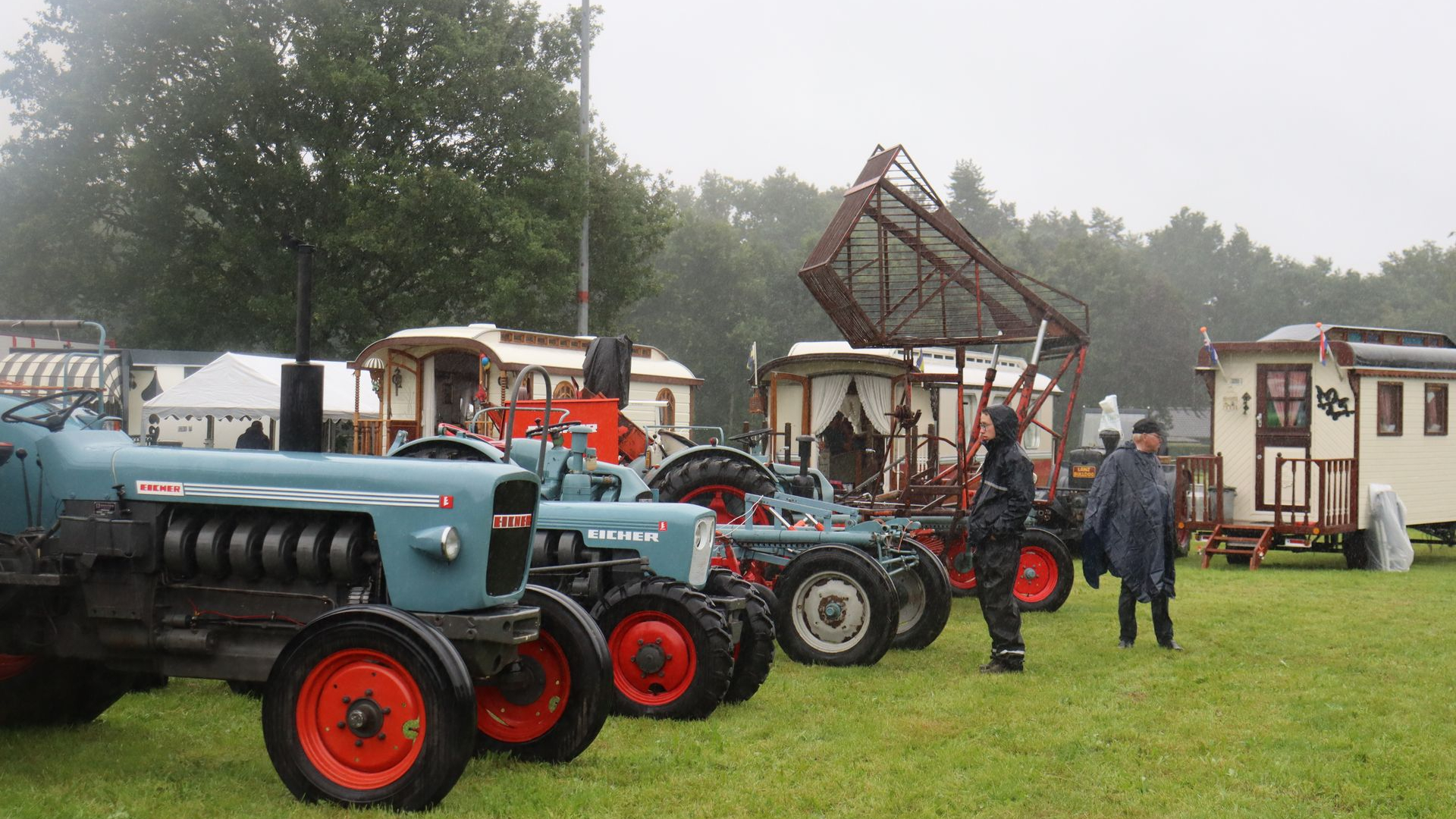 Foto: 12e Oldtimershow Hulshorst start met regen