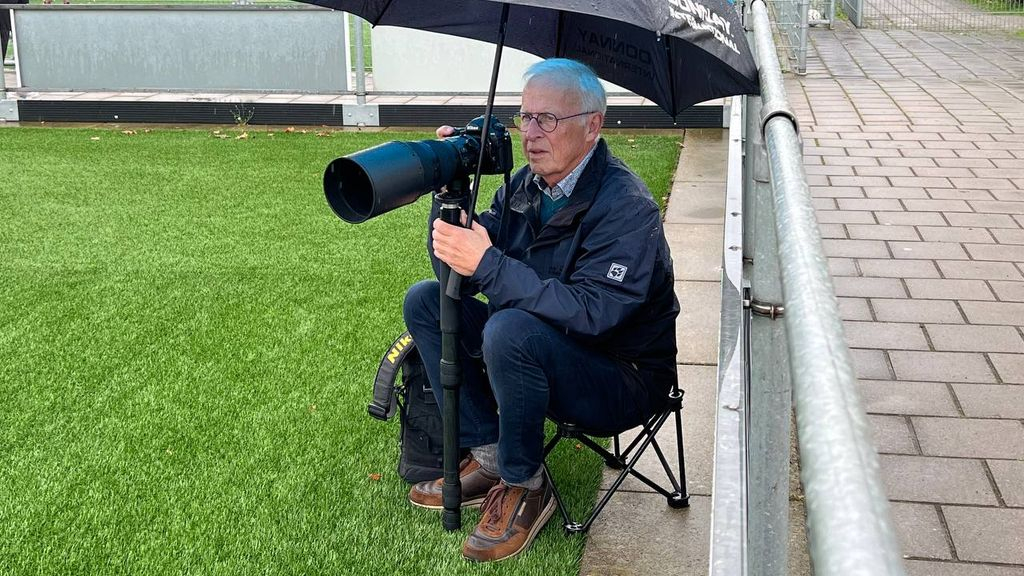 Foto: Bram stopt na 50 jaar met fotograferen voetbalwedstrijden: ‘Voortaan met de camper op pad’