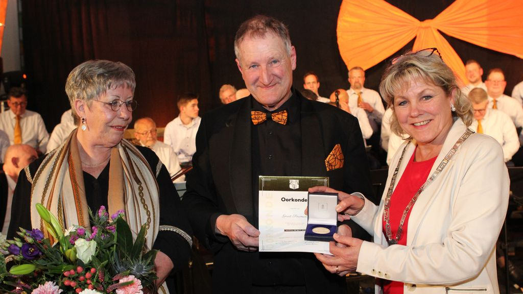 Foto: Geurt Souman, oprichter en dirigent van mannenkoor Ailanthus, ontvangt Oldebroeker Erepenning