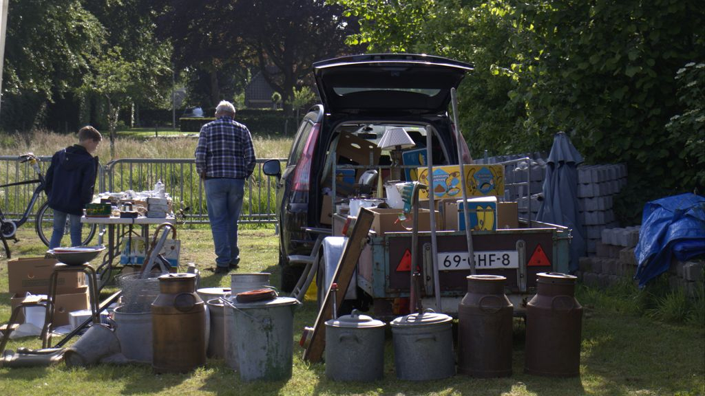 Foto: Zonnige kofferbakverkoop bij Molen de Duif