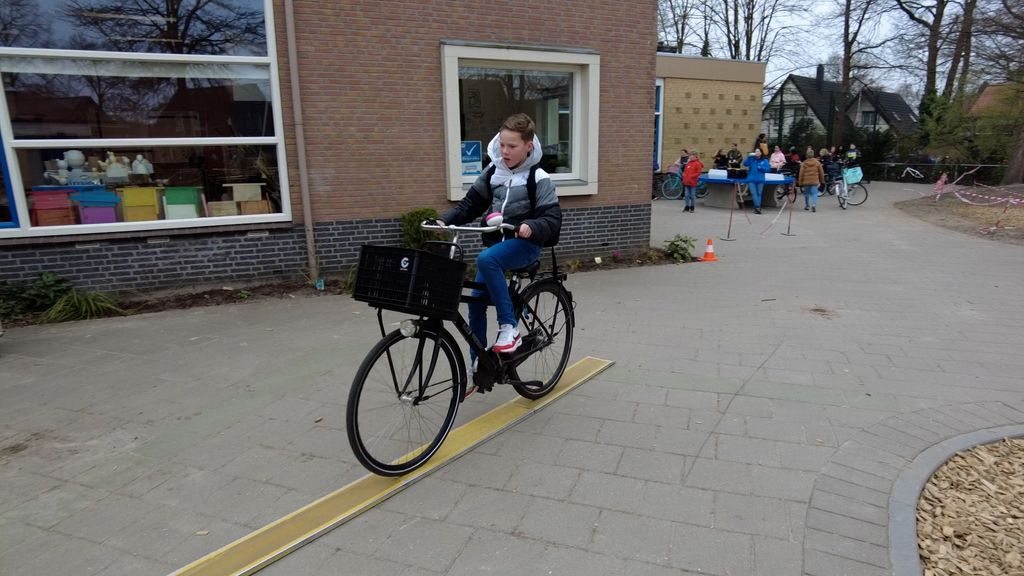 Foto: Leerlingen krijgen praktische verkeerslessen op school