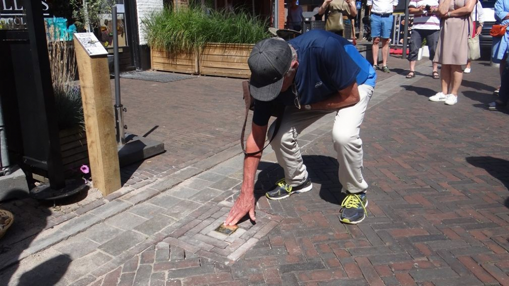 Foto: Twee Stolpersteine geplaatst om hun namen levend te houden