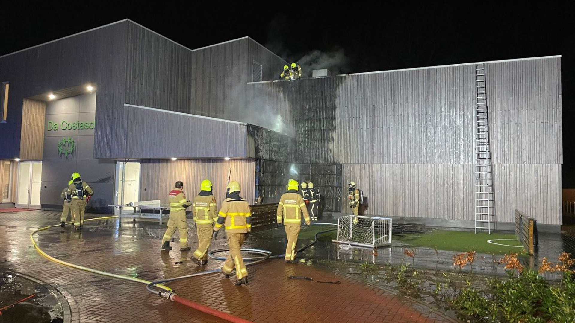 Foto: Felle containerbrand bij Da Costaschool