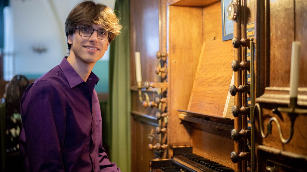 Foto: Laurens de Man speelt toccata's op orgel Grote Kerk Nijkerk