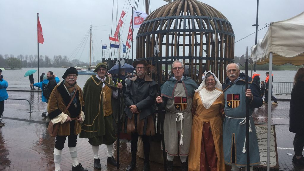 Foto: Start van het Hanzejaar met gigantisch opblaaspaard en een enorme kooi
