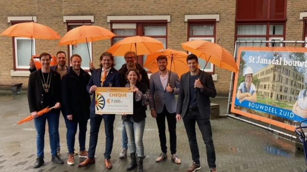 Foto: Samenwerkende Tafelrondes overhandigen cheque van € 7.000,- aan stichting vrienden van het St. Jansdal