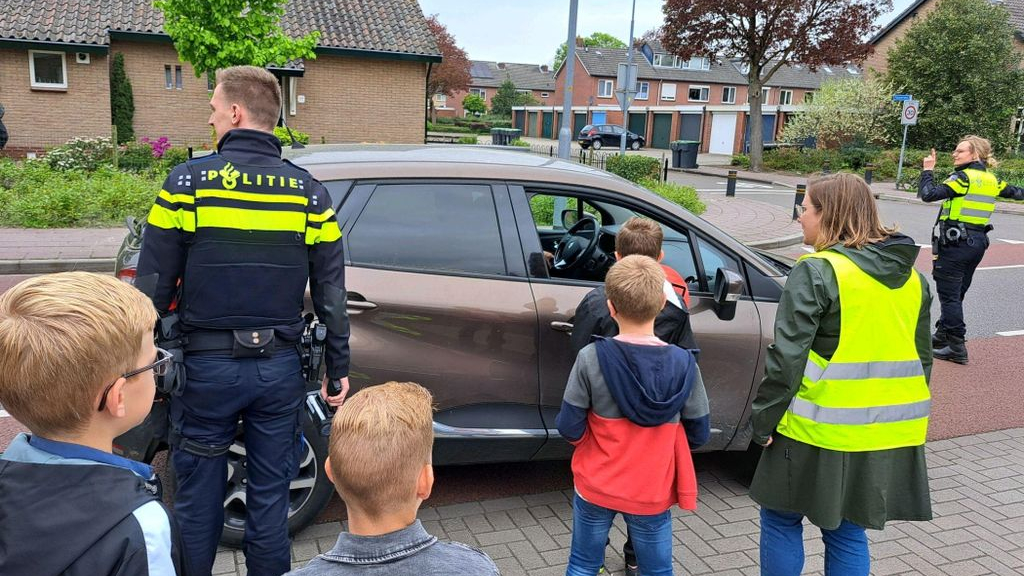 Foto: Leerlingen Petraschool helpen agenten met verkeerscontrole