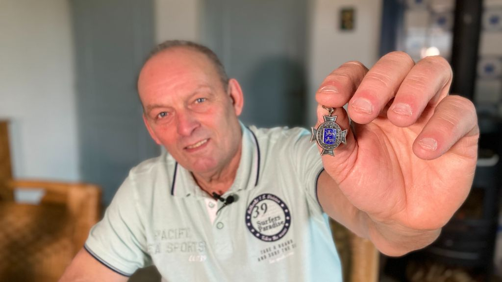 Foto: Hoe twee broers op het Elfstedenijs flink verdienden met kapot mobieltje