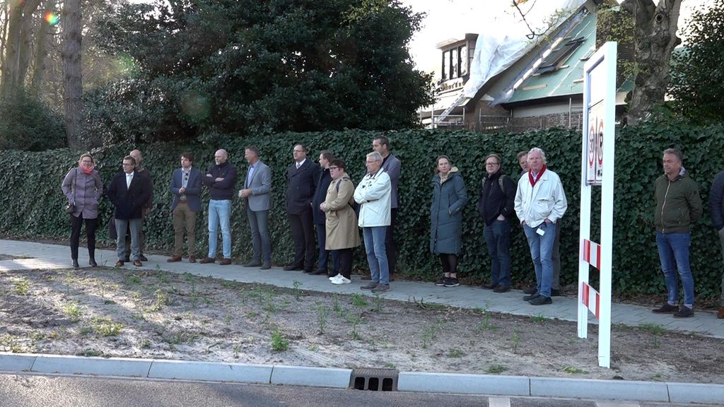 Foto: Statenleden kijken naar gevaarlijke oversteek: 'Hier moet écht iets gebeuren'