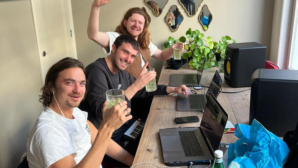 Foto: Fred again.. kwam spontaan op bezoek bij Nunspeetse Marc