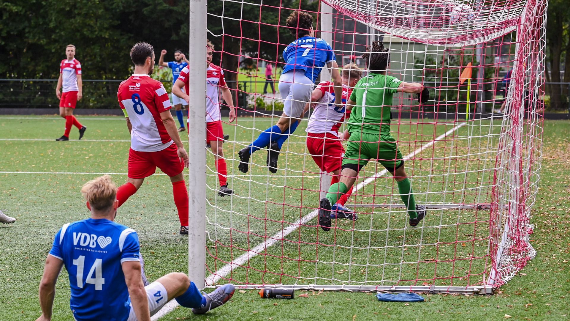 Foto: Veensche Boys in blessuretijd naast FC De Bilt