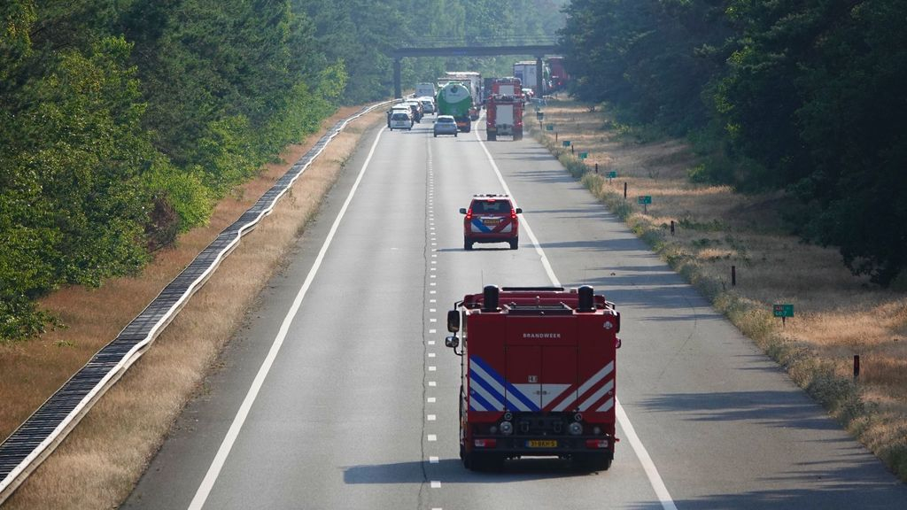 Foto: Oorzaak grote bermbrand op A28 niet bekend