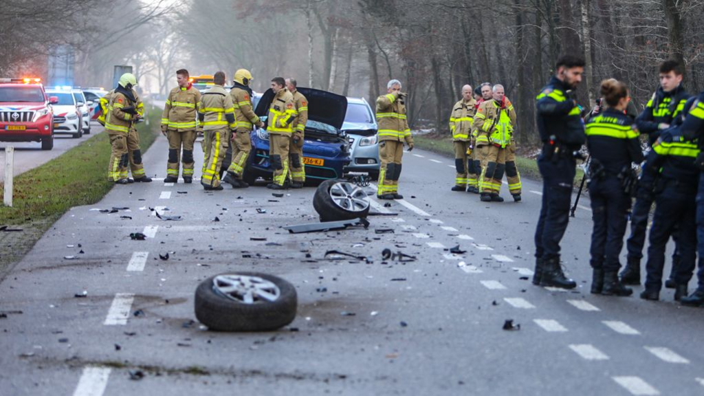 Foto: Drie gewonden na ongeval met vier auto's in Uddel