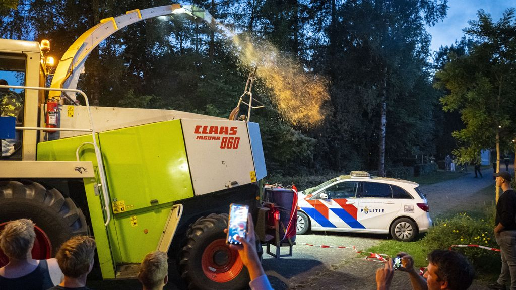 Foto: Relschoppers boerenprotest bij huis stikstofminister voor de rechter