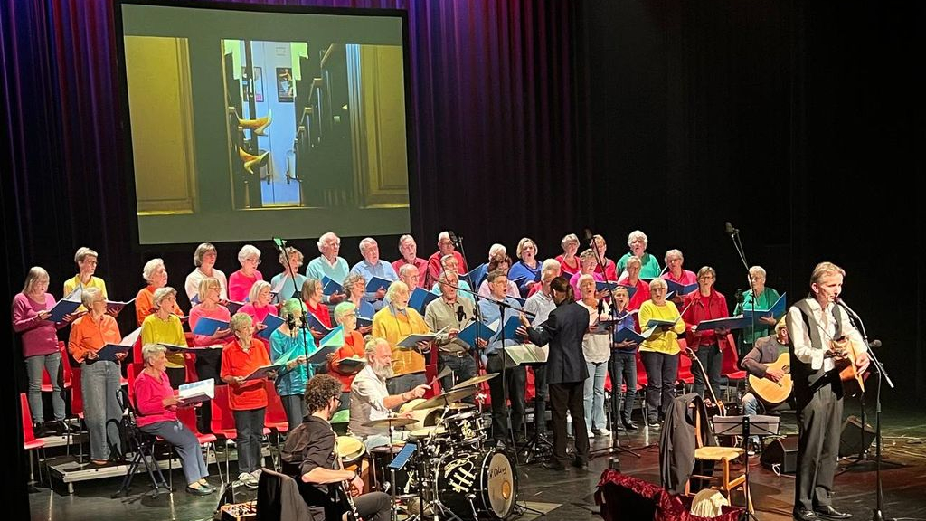 Foto: Uitverkochte voorstelling Vierhouterkoor bij De Bende van Beuving