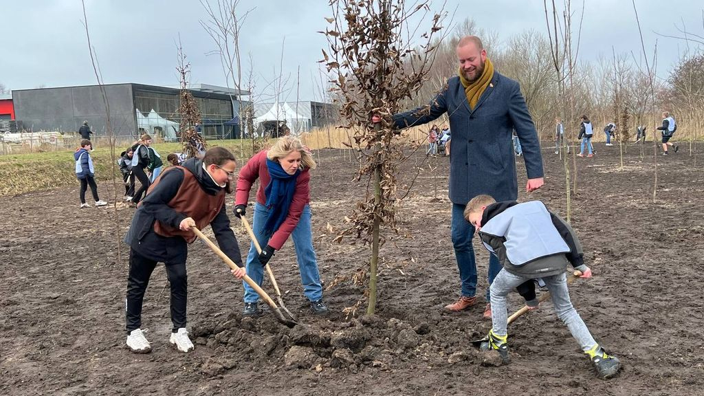 Foto: Scholieren uit Harderwijk planten 180 bomen tijdens de Boomfeestdag