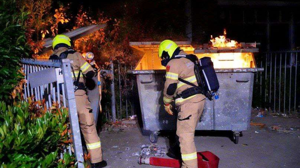 Foto: Al negentien containerbranden in Nijkerk, wat is er aan de hand?