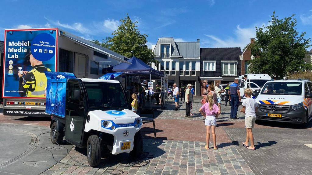 Foto: Politie informeert over cybercrime op de Markt in Nunspeet