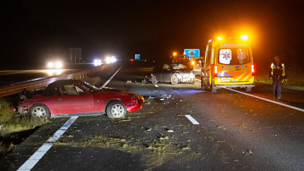 Foto: Twee gewonden door botsingen op A28