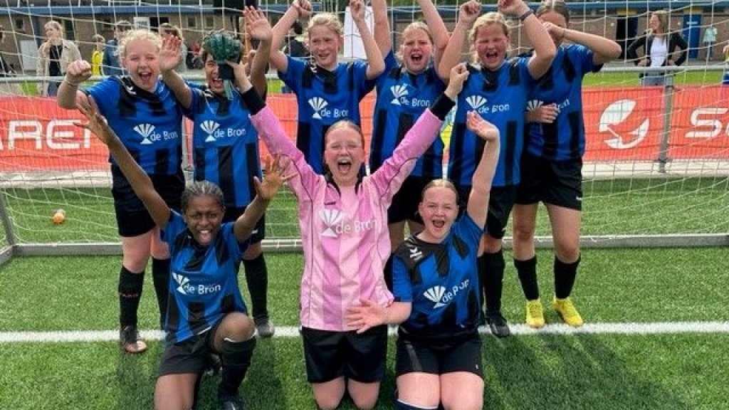 Foto: Wisselbekers Schoolvoetbal 2023 gaan, zowel voor de jongens 7/8 als de meisjes 7/8, naar De Bron