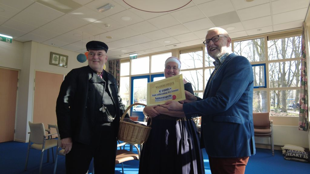 Foto: Werkgroep Folklore en Klederdracht Nuwenspete schenkt  € 1000,- aan Het Venster