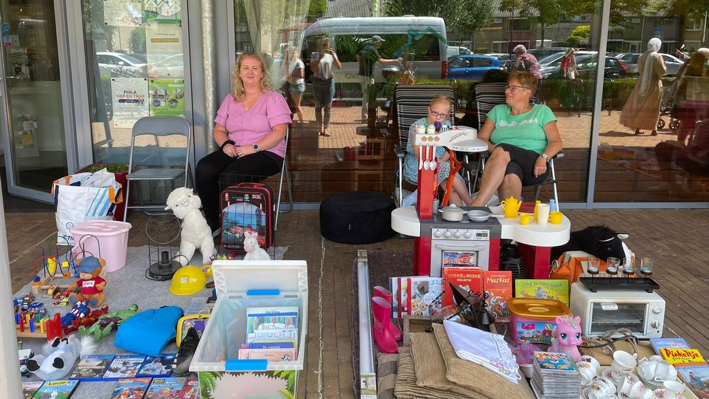 Foto: 40 kleedjes uitgestald op kleedjesmarkt De Binnenhof