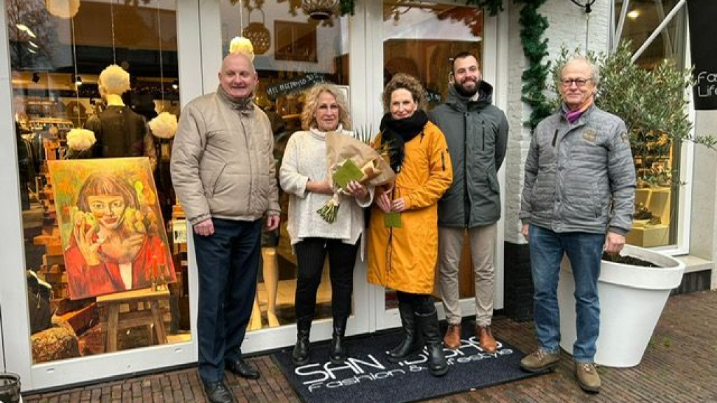 Foto: San Ibisas met kunst van Anneke van der Molen winnaar Winterlichte Etalages 2022