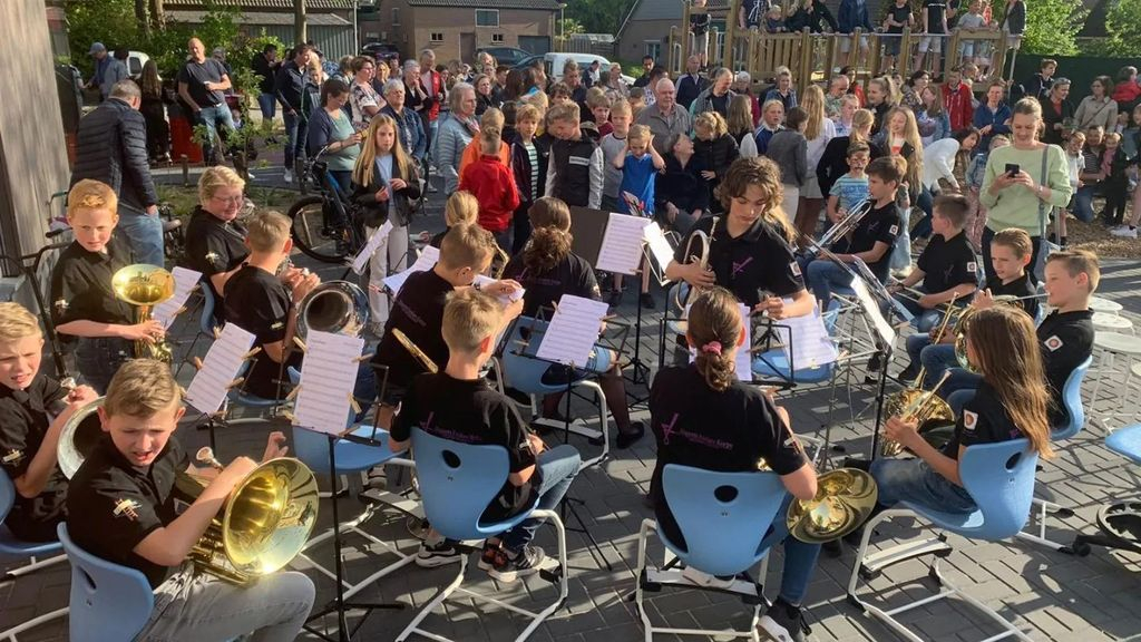 Foto: Optredens, spelletjes en lekker eten op de fancy fair in Elspeet