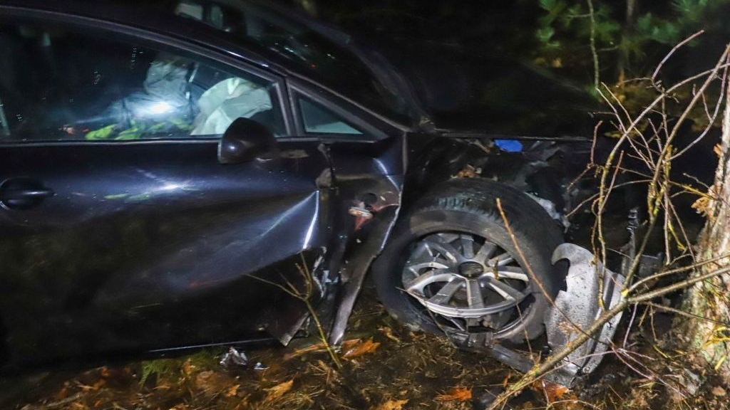 Foto: Auto vliegt uit de bocht op Noorderweg