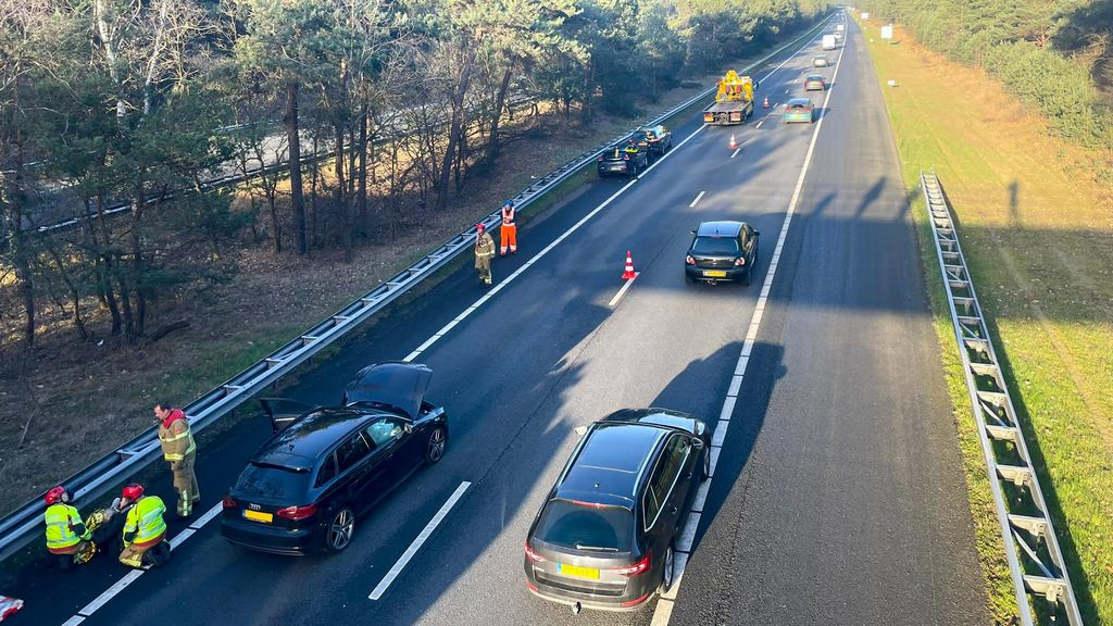 Foto: Lange file op A28 na ongeluk
