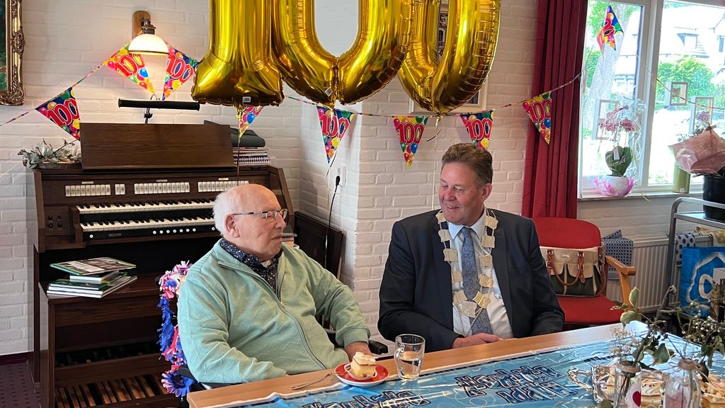 Foto: 100-jarige heer Schaafsma krijgt felicitaties van de burgemeester