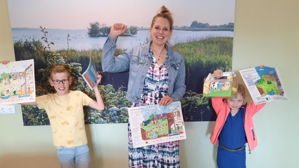 Foto: Drie prijswinnaars uit Nunspeet bij kleurwedstrijd Veluwe Duurzaam