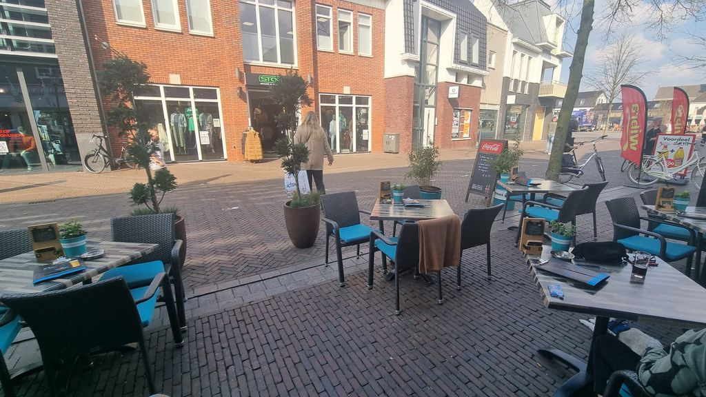 Foto: Man die plaste bij terras en boompje meenam heeft spijt