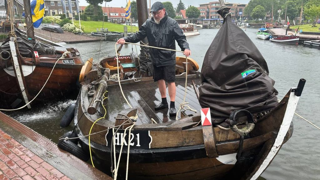 Foto: Evert-Jan haalt zijn boot binnen: 'Straks durf ik het niet meer'