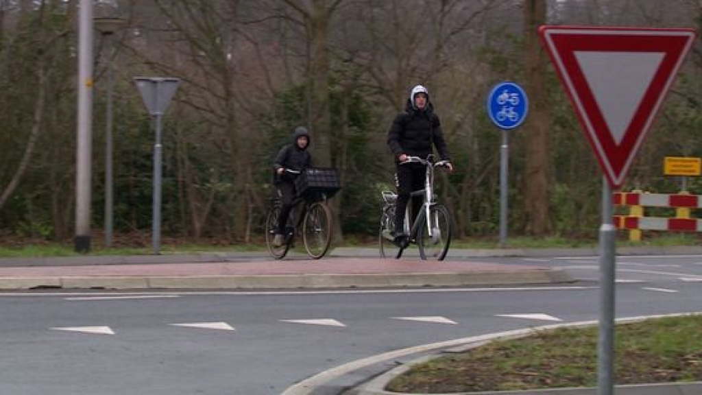 Foto: Puttenaren overhandigen petitie tegen gevaarlijke oversteek aan provincie