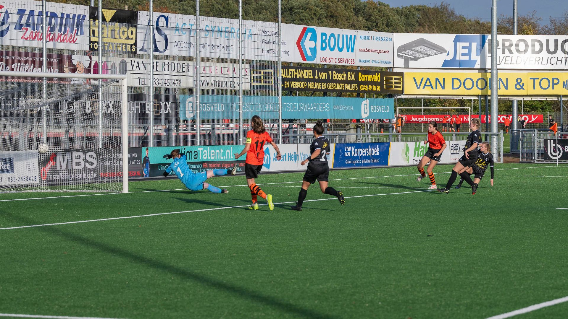 Foto: Vrouwen Sparta Nijkerk gedeeld koploper na winst op Sleeuwijk