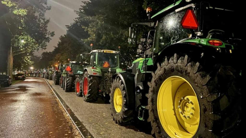Foto: Boerenprotest in Stroe 'met de rug naar Den Haag'