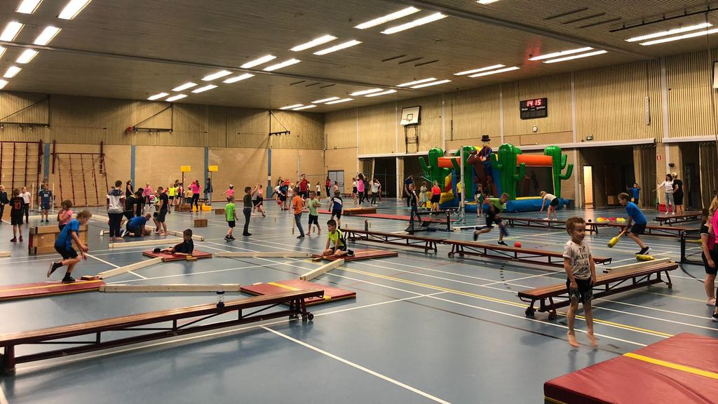 Foto: Honderd kinderen genieten binnen van Nationale Buitenspeeldag