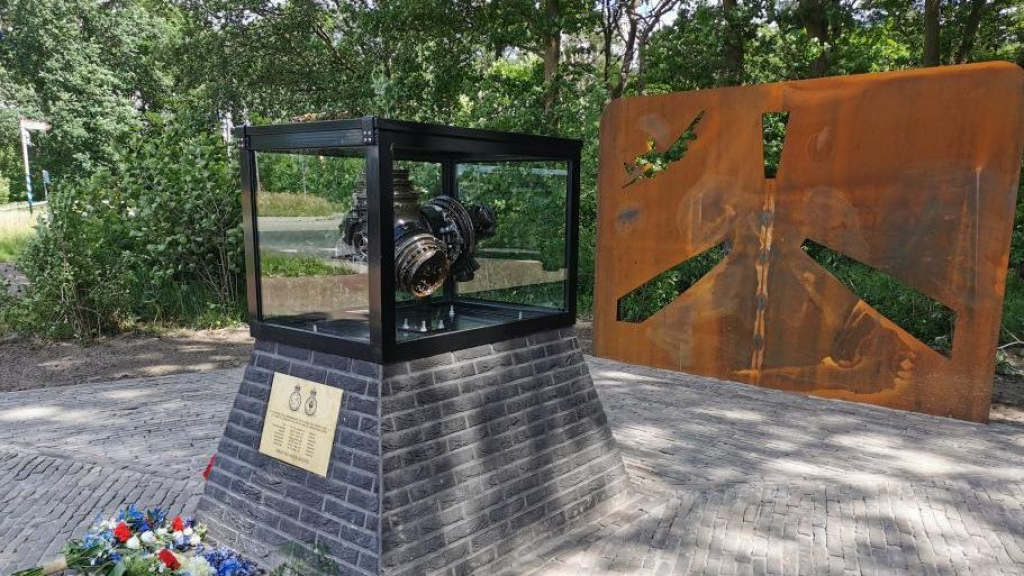 Foto: Nabestaanden uit Engeland onthullen oorlogsmonument Maggie