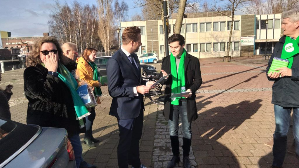 Foto: Matthias Blankesteijn en het document voor Hugo de Jonge