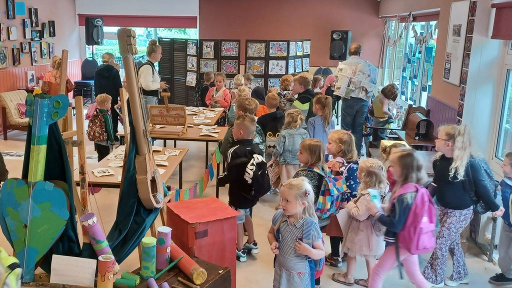 Foto: Leerlingen creëren pop-up museum in dorpshuis Hulshorst