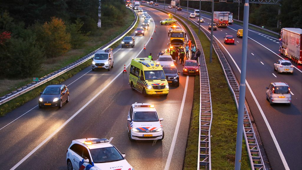 Foto: Ongeluk met meerdere voertuigen veroorzaakt lange file op A50