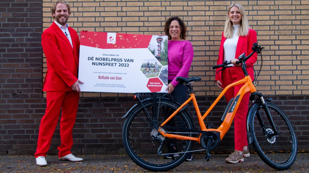 Foto: Nathalie van Goor ontvangt Nobelprijs van Nunspeet 2022